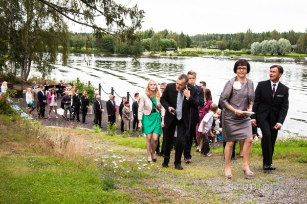 Maikkulan kartanon jokivarren amfiteatterissa on vihitty lukuisia hääpareja. Kuva Studio P.S.V.