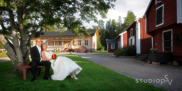 Maikkulan kauniisti entisöity kartanomiljöö antaa upeat puitteet hääjuhlalle ja häävalokuvaukselle. Kuva Reijo Koirikivi, Studio P.S.V.