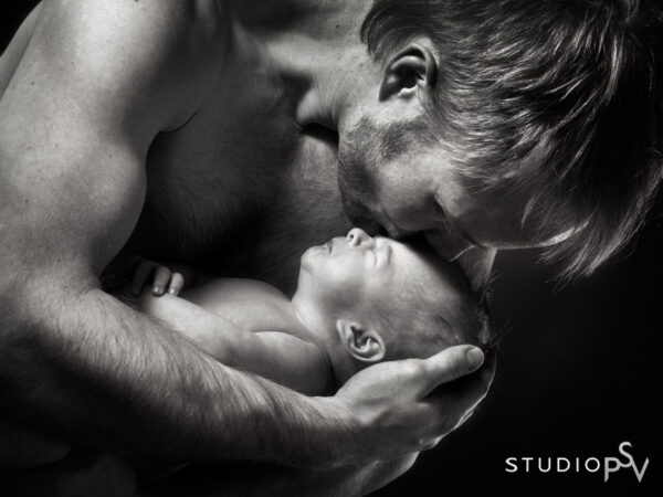 Pienen vauvan turvallisin paikka on vanhemman sylissä. Newborn-kuvaus onnistuu, kun vauva on vähintään 2 – 3 viikon ikäinen.