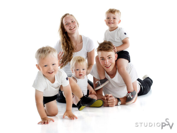 Muutaman tykkäyksen erolla tämä iloinen perhekuva selvitti tiensä kolmanneksi. Kuva Reijo Koirikivi, Studio P.S.V.