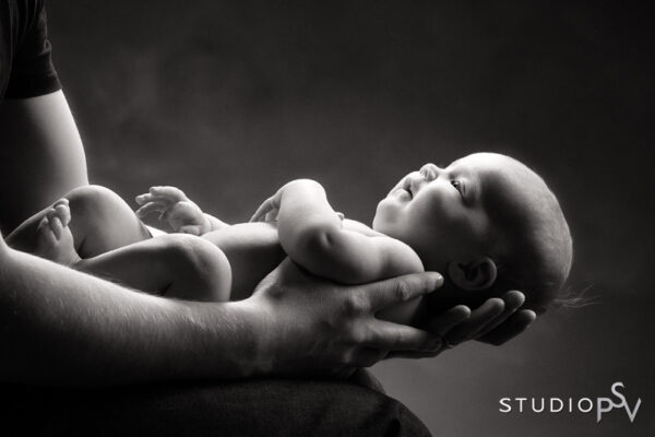 Vauvakuvaus eli newborn-kuvaus on ihana yllätys lahjaksi odottavalle äidille ja isälle. Tätäkään kuvaa ei ehkä olisi ilman lahjaksi saatua kuvausta. Kuva Reijo Koirikivi, Studio P.S.V.