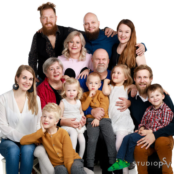 Tällainen kolmen polven sukukuvaus kokoaa ihanasti kaikki yhteen, ja tämän tapauksen muistavat lapset vielä aikuisenakin. Perhekuvaus studiossa 120 e sisältää ryhmän ja yhden osaryhmän, lisäryhmät á 30 e. Valokuvaaja Reijo Koirikivi.