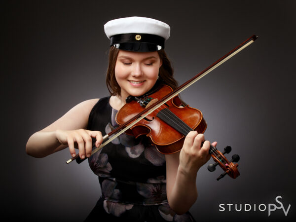 Voit ottaa ylioppilaskuvaukseen mukaan myös harrastusvälineesi. Valokuvaaja Noora Slotte, Studio P.S.V.