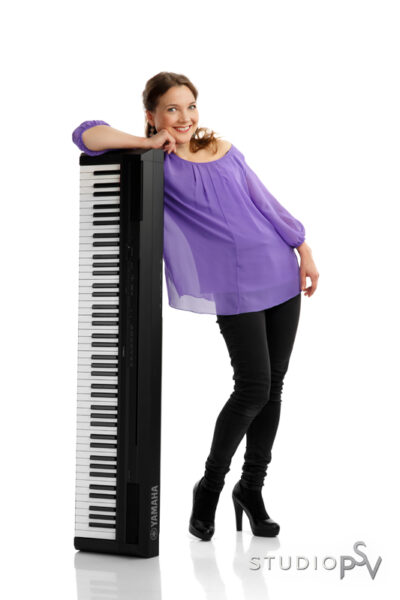 Suvi Partanen antaa pianotunteja ja tekee keikkaa esiintyvänä artistina. Valokuvaaja Reijo Koirikivi.