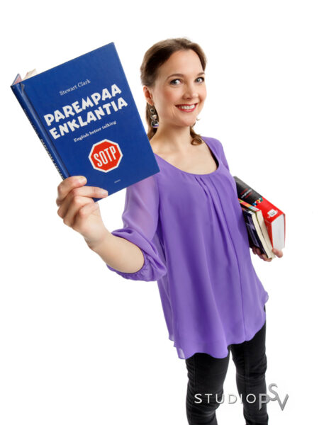 Enkku kääntyy Suvin käsissä alalta kuin alalta. lisäksi hän opettaa asiakaspalveluenglantia yrityksille. Valokuvaaja Reijo Koirikivi.