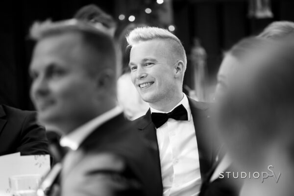 Ammattivalokuvaaja saa talteen iloisen juhlan iloisen tunnelman. Valokuvaaja Noora Slotte, Studio P.S.V.
