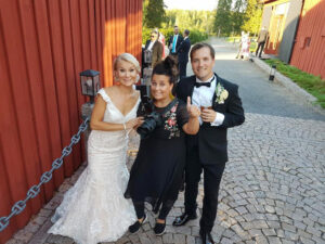 Ammattivalokuvaaja VAT Noora Slotte Eveliina ja Niko Määtän dokumentaarista hääkuvausta tekemässä kesällä 2018. Noora ja muu Studio P.S.V:n väki toivottaa sinutkin tervetulleeksi hauskaan ja taitavaan hääkuvaukseen!