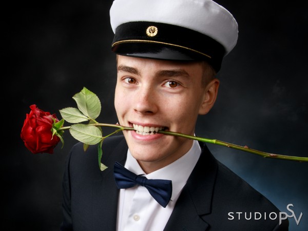Studio P.S.V:n ylioppilaskuvauksessa on hauskaa. Valokuvaaja Noora Slotte.