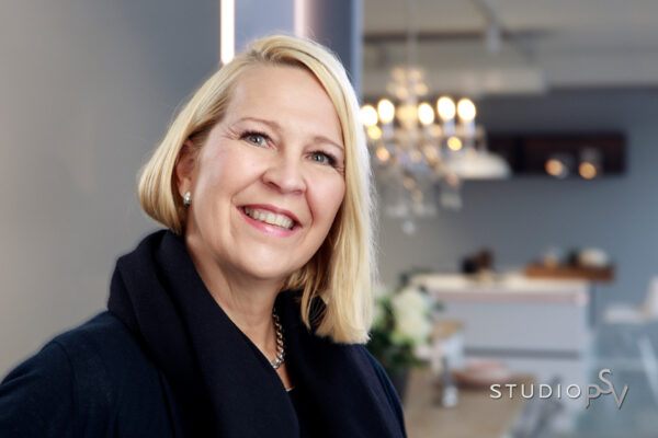 Anne Träskelä hoitaa Oulun Pakkahuoneenkadulla toimivan Noblessa-keittiöiden myyntiä yhdessä yrittäjäpuolisonsa kanssa. Valokuvaaja Reijo Koirikivi, Studio P.S.V.