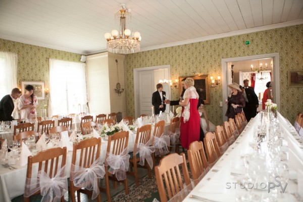 Upea Maikkulan kartanon päärakennus sopi hienosti Helin ja Teron häiden romanttiseen tyyliin. Kuva Noora Slotte, Studio P.S.V.