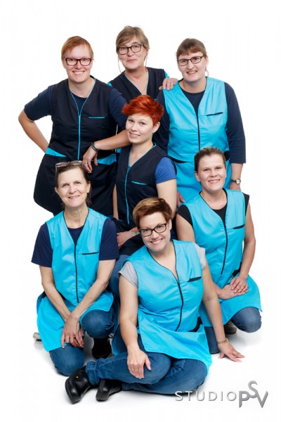 "Reijo on ihan taikuri", Annukka Kääriäinen kertoo kokemuksista, kun valokuvaajamestari Reijo Koirikivi kuvasi Pro-Kaks Kotityöpalveluiden henkilökunnan ryhmäkuvan. Keikkalaiset mukaan lukien yrityksessä työskentelee toistakymmentä työntekijää ja koko yritysryppäässä kolmisenkymmentä. Valokuvaaja Reijo Koirikivi, Studio P.S.V.