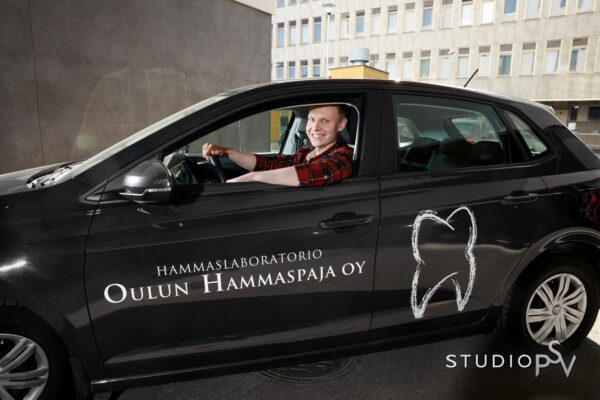 Oulun hammaspajan lähetti mustassa autossa.